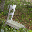 Kunst im Wald Maisprach 2011: Elke Höyläe-Vogt  mit Stuhlreihe Sitzen-Gelassen   